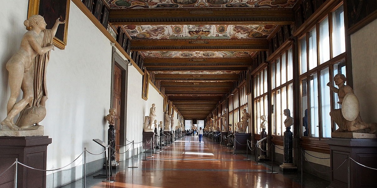 https://tournaitalia.com/wp-content/uploads/2015/05/1200px-Uffizi_Gallery_hallway-e1433099864796.jpg