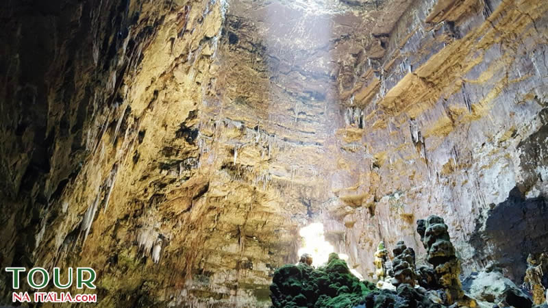 https://tournaitalia.com/wp-content/uploads/2017/07/grotta-della-castellana-puglia-italia-7.jpg