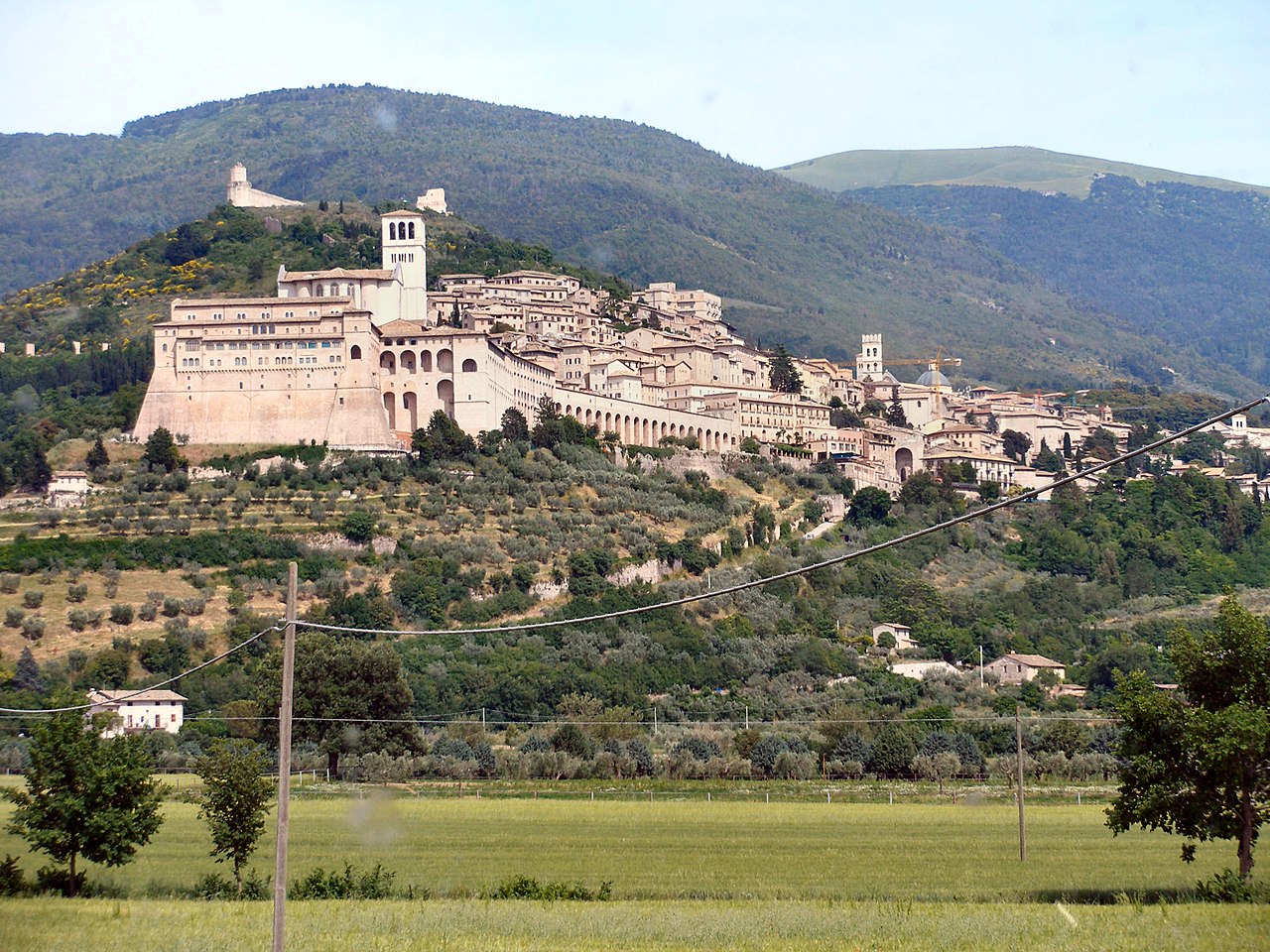 https://tournaitalia.com/wp-content/uploads/2021/08/1280px-Assisi_panorama.jpg