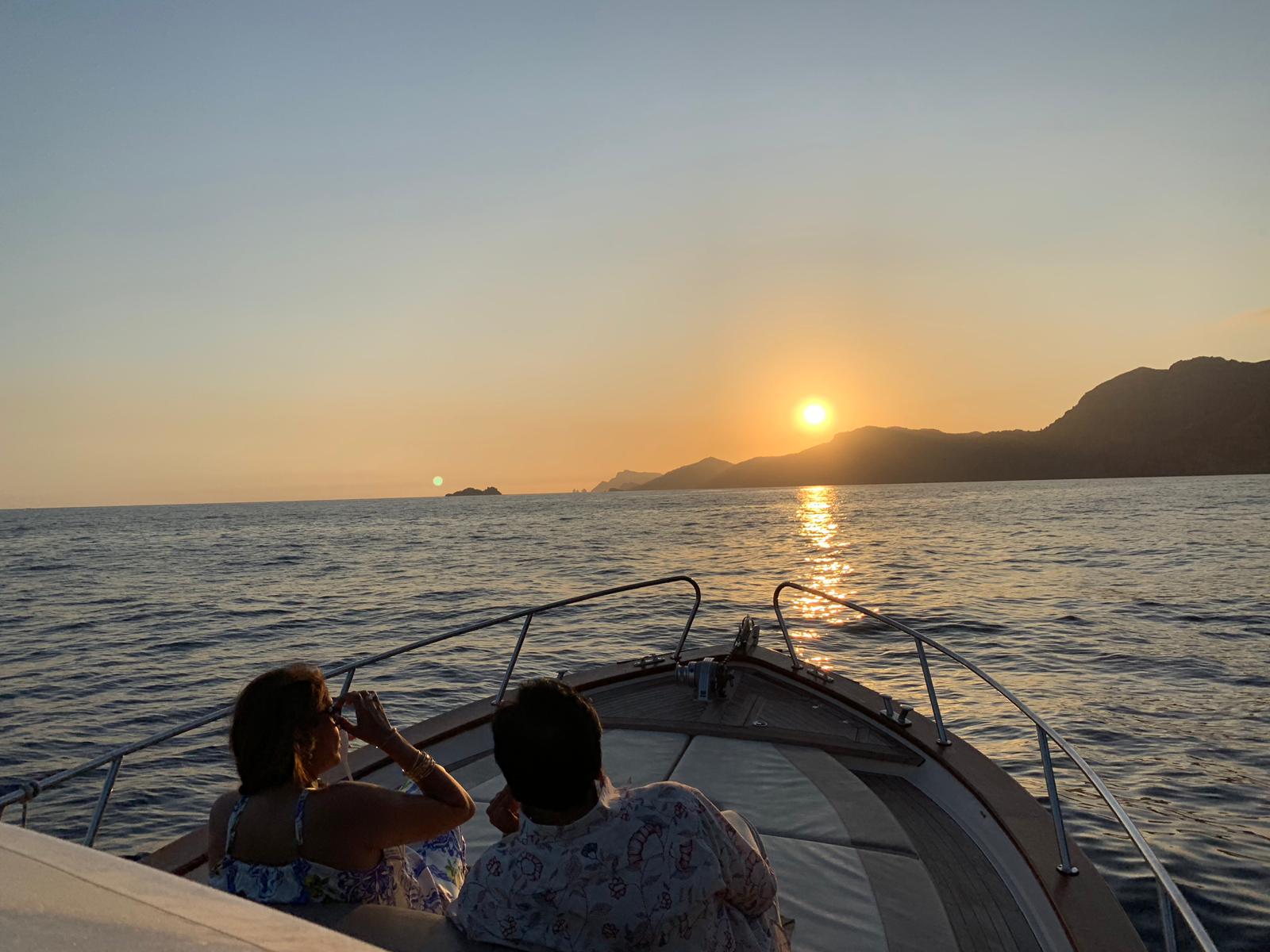 Passeio de Barco na Costa Amalfitana ao Pôr do Sol com jantar em Nerano